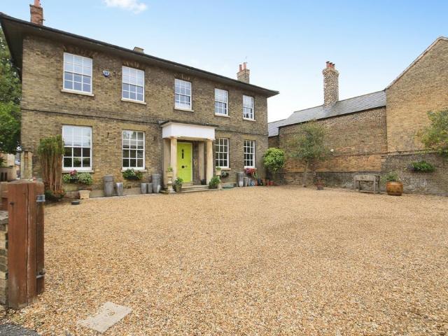 5 bedroom detached house for sale