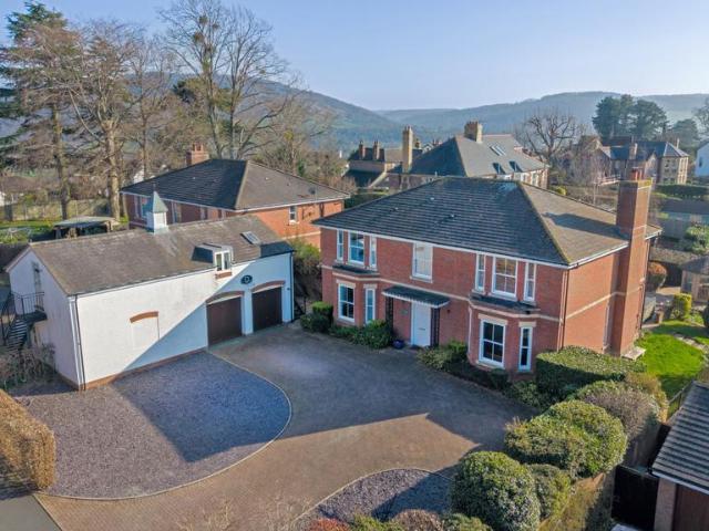 5 bedroom detached house for sale