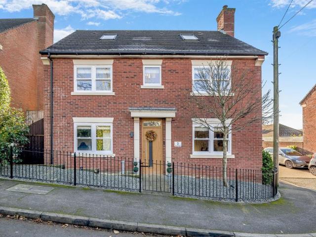 5 bedroom detached house for sale