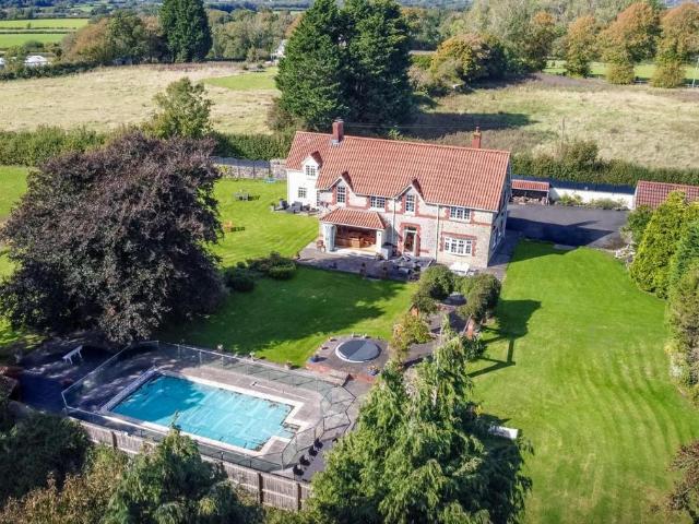 5 bedroom detached house for sale
