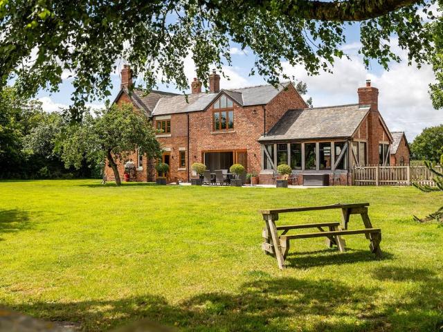 5 bedroom detached house for sale