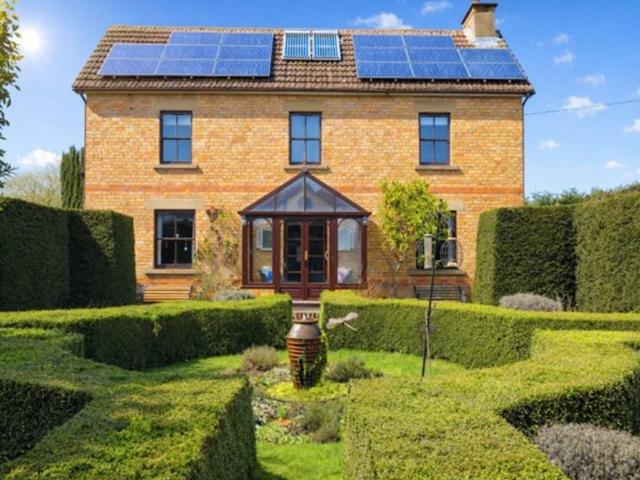 5 bedroom detached house for sale