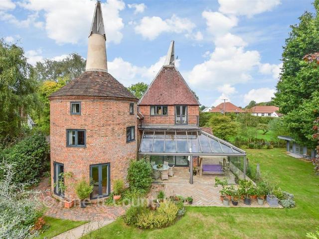 5 bedroom detached house for sale