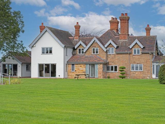 5 bedroom detached house for sale