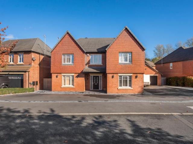 5 bedroom detached house for sale