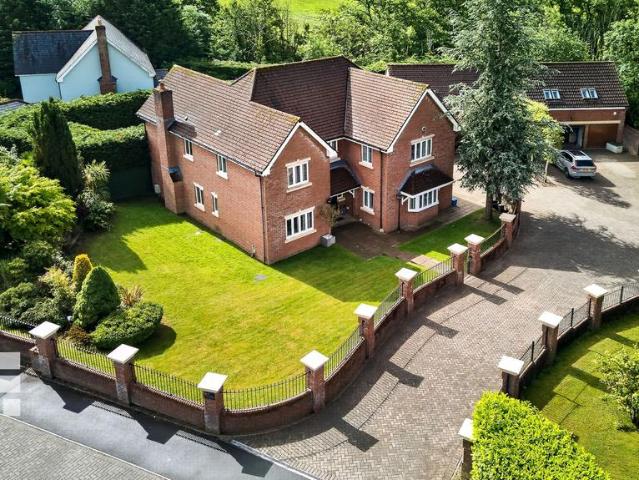 5 bedroom detached house for sale