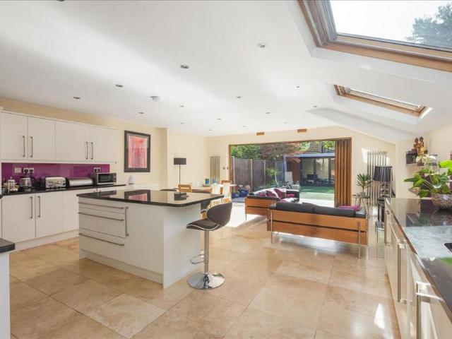 5 bedroom semi detached house for sale