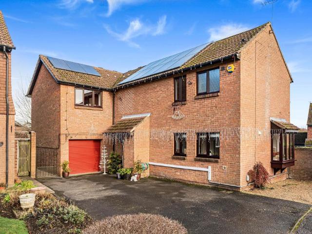 5 bedroom detached house for sale
