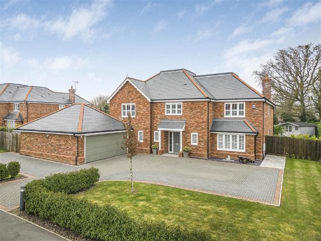 5 bedroom detached house for sale