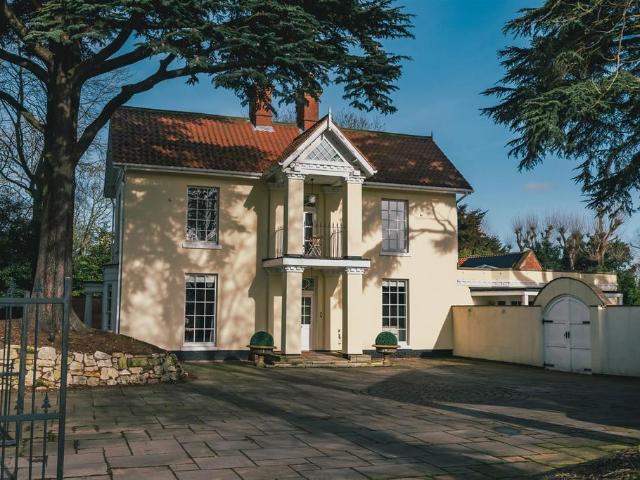 5 bedroom detached house for sale