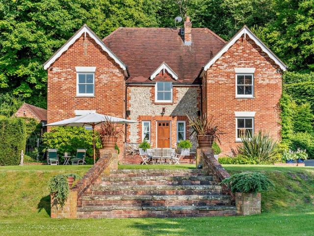 6 bedroom detached house for sale
