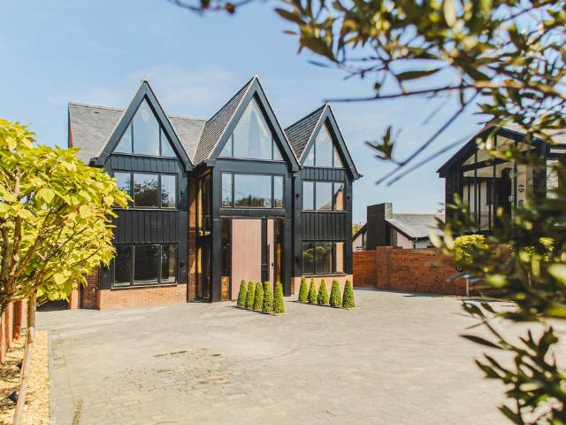 5 bedroom detached house for sale