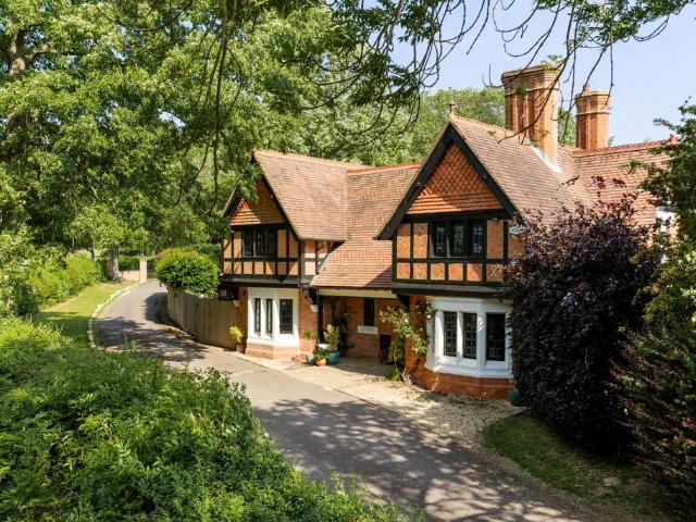 5 bedroom detached house for sale