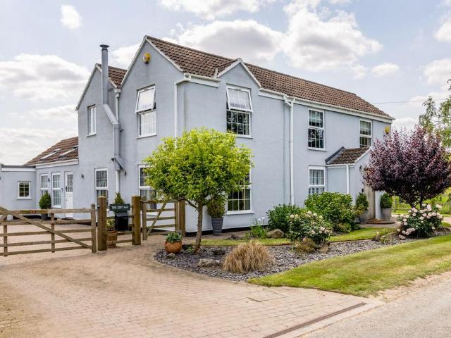 5 bedroom detached house for sale