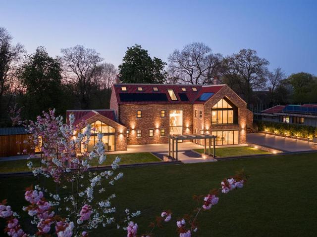 5 bedroom detached house for sale