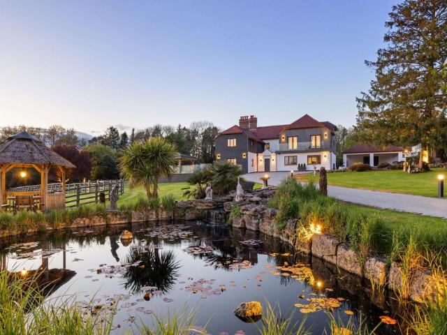 5 bedroom detached house for sale