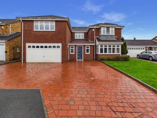 5 bedroom detached house for sale