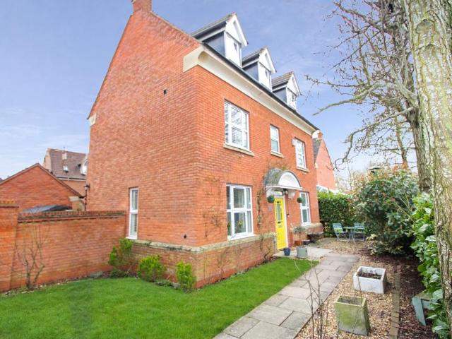 5 bedroom detached house for sale