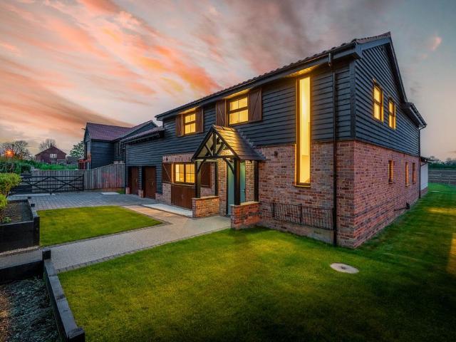 5 bedroom detached house for sale