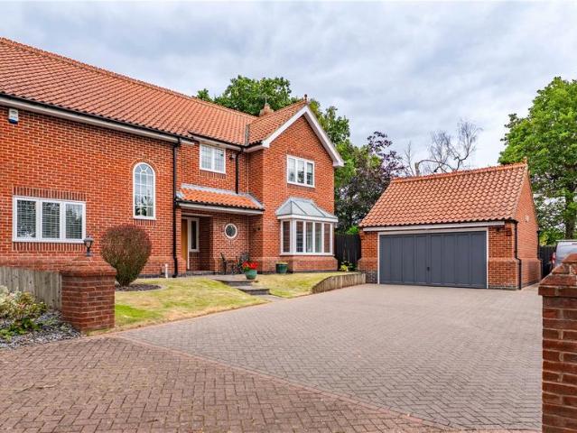 5 bedroom detached house for sale