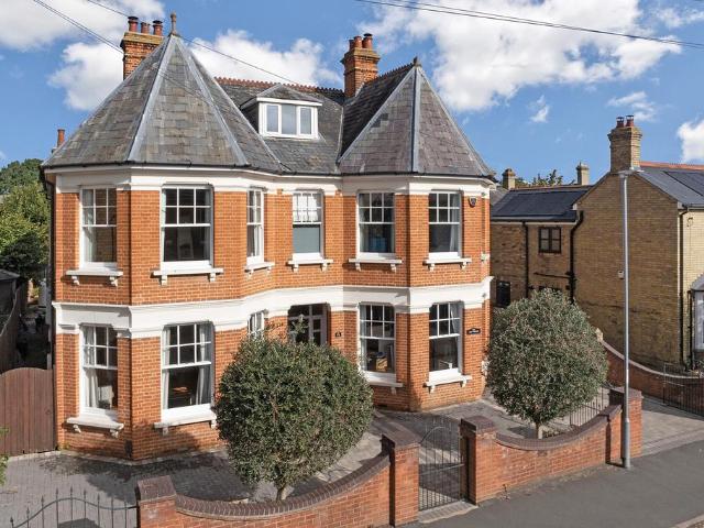 5 bedroom detached house for sale