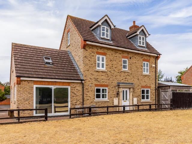 5 bedroom detached house for sale