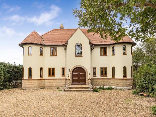 5 bedroom detached house for sale
