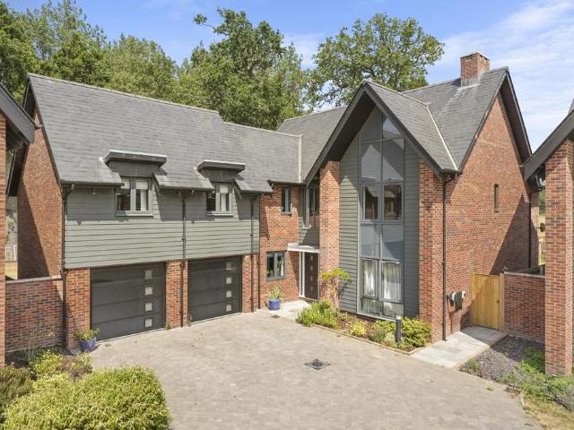 5 bedroom detached house for sale