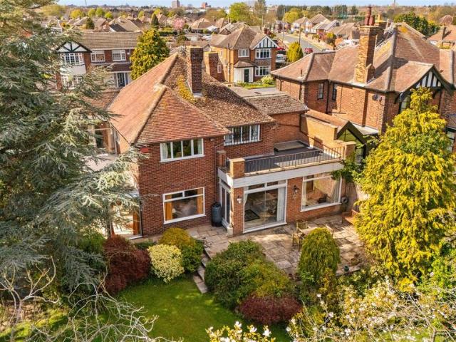 5 bedroom detached house for sale