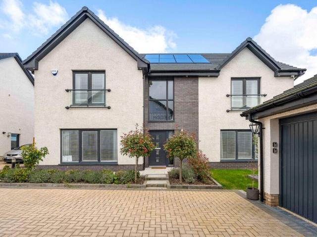 5 bedroom detached house for sale