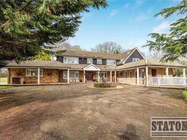 5 bedroom detached house for sale