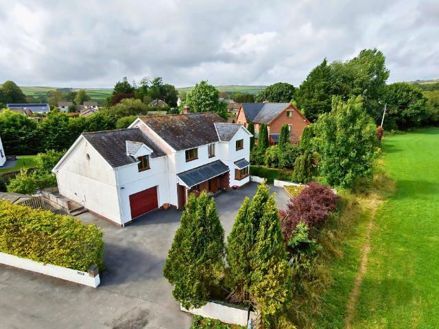 5 bedroom detached house for sale