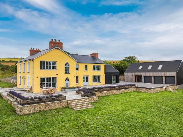 5 bedroom detached house for sale