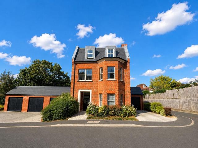5 bedroom detached house for sale