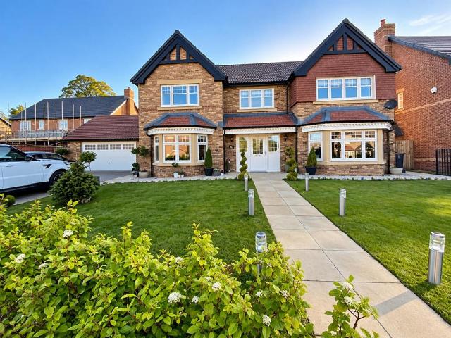 5 bedroom detached house for sale