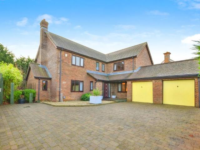 5 bedroom detached house for sale