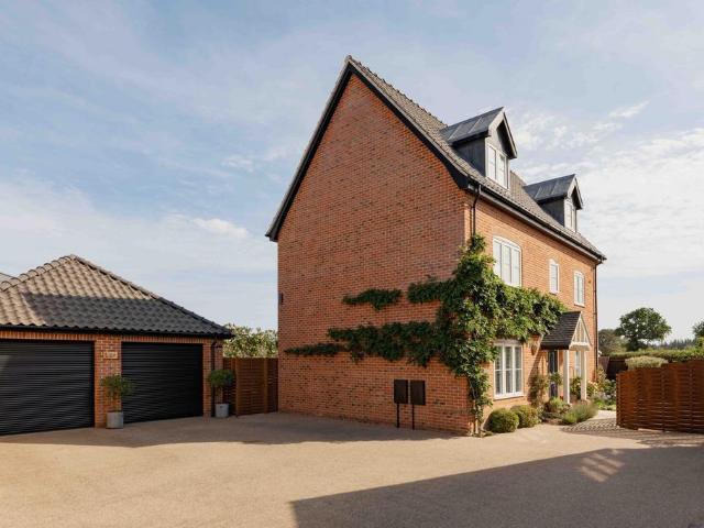 5 bedroom detached house for sale