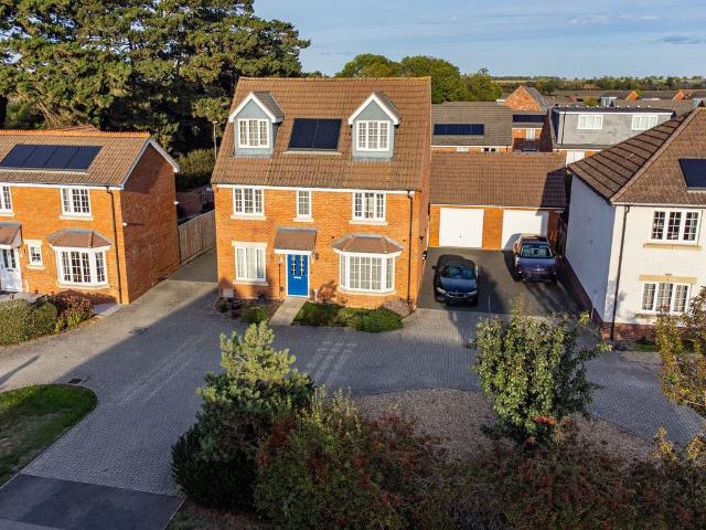 5 bedroom detached house for sale