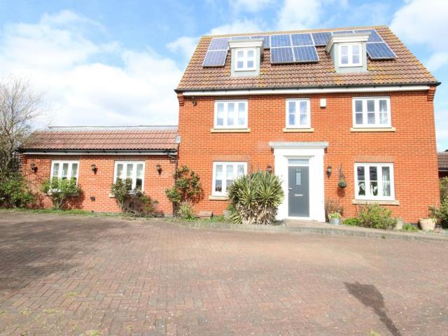 5 bedroom detached house for sale