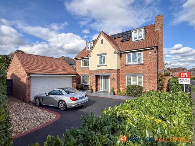 5 bedroom detached house for sale