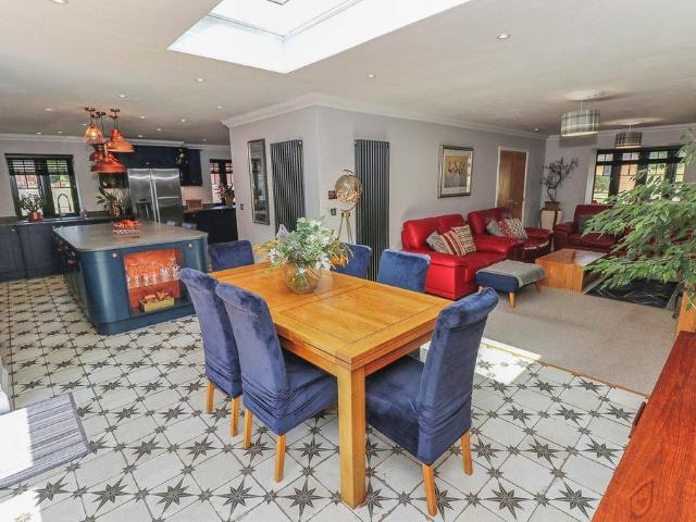 5 bedroom detached house for sale