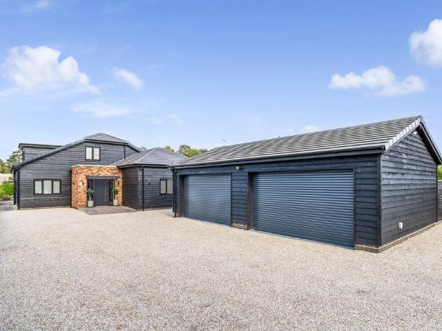5 bedroom detached house for sale