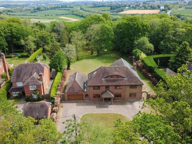 5 bedroom detached house for sale