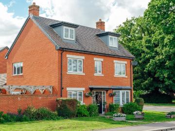 5 bedroom detached house for sale