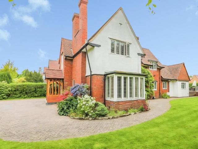 5 bedroom detached house for sale