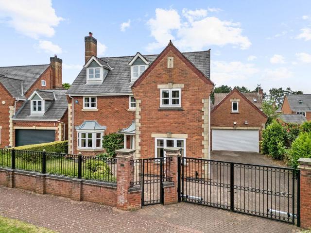 5 bedroom detached house for sale