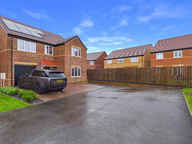 5 bedroom detached house for sale