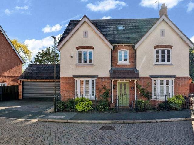 5 bedroom detached house for sale