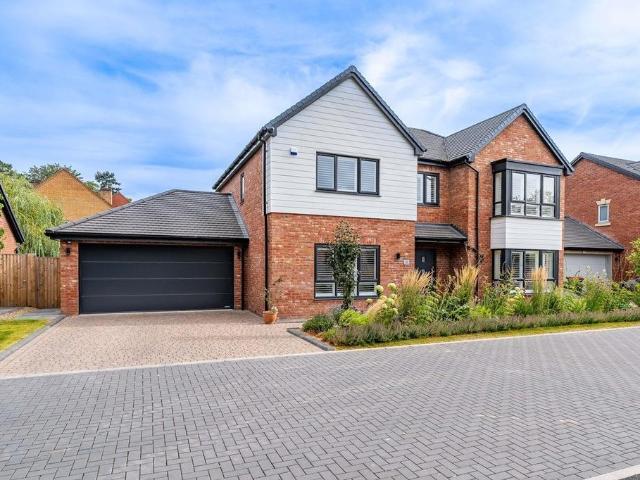 5 bedroom detached house for sale