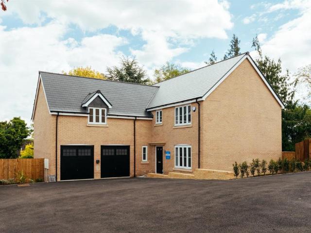 5 bedroom detached house for sale